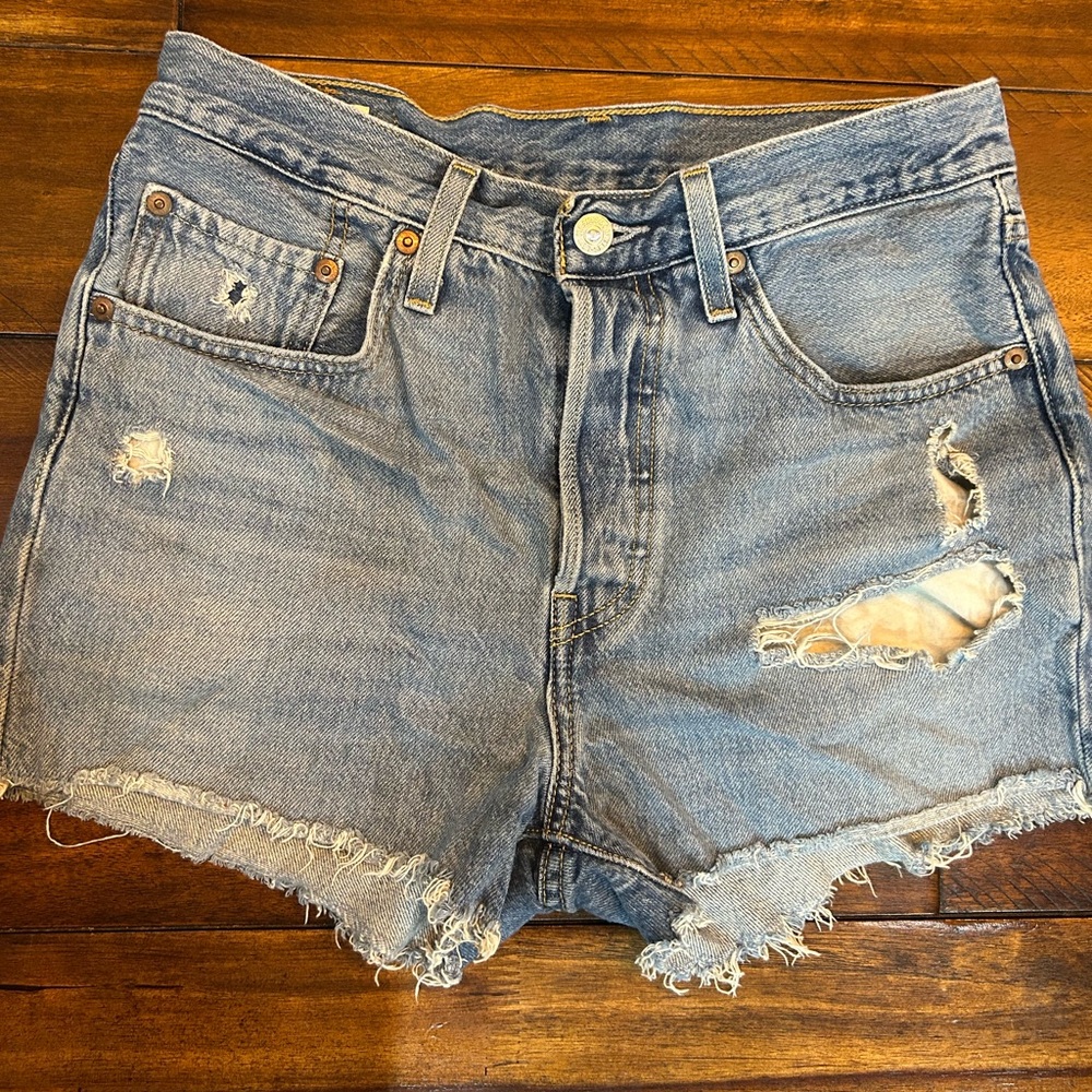 501 Levi distressed jean shorts 🧊